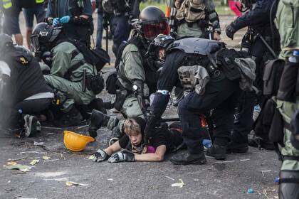 A 70 años de la revolución comunista china y en medio de las celebraciones por su aniversario, decenas de miles de personas desafían en Hong Kong a Pekín
