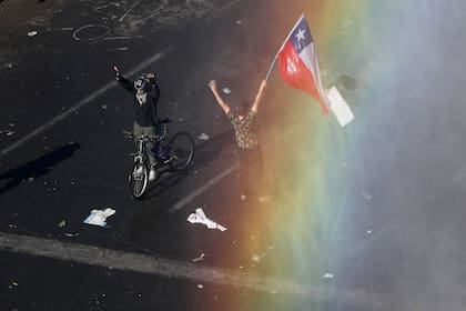 Se agudiza la crisis en Chile, continúan las protestas, hay cientos de detenidos, destrozos por millones y varios muertos