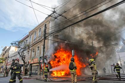 Se agudiza la crisis en Chile, continúan las protestas, hay cientos de detenidos, destrozos por millones y varios muertos