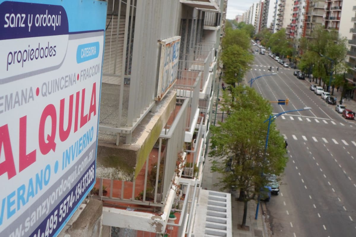 Se alquila. Una postal habitual en las calles de Buenos Aires.