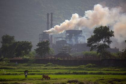Se alza humo de una planta siderúrgica a carbón en India, 26 de setiembre de 2021.  (AP Foto/Altaf Qadri)