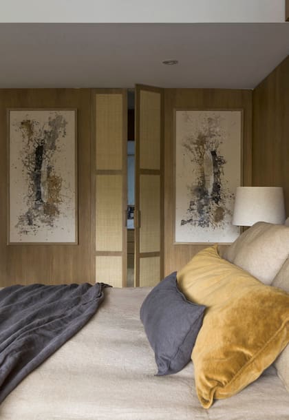 Se aplicó esterilla tanto en las puertas que dan acceso al baño y al vestidor como en el panel que camufla el aire acondicionado.