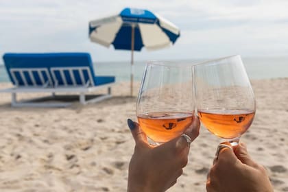 Se aprobó una modificación histórica en playas de Florida para comercializar alcohol en espacios públicos