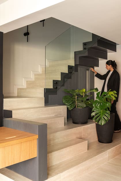Se aprovechó el espacio debajo de la escalera para crear otro lugar de guardado.