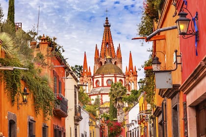 Se asoma la cúpula de la Parroquia de San Miguel Arcángel, en la ciudad elegida de México