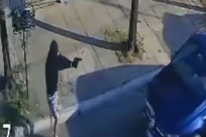 Se bajaron dos delincuentes, uno de cada auto