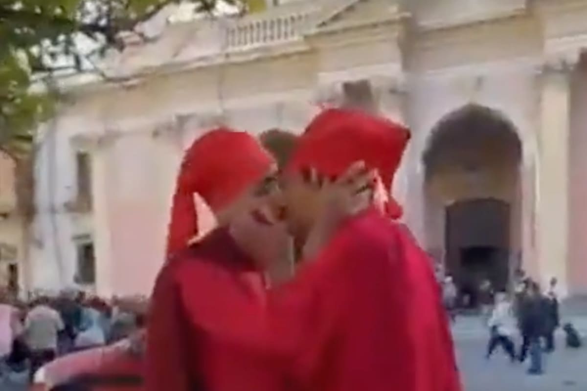 Se besaron disfrazados de gauchos infernales de Güemes en Salta en una protesta