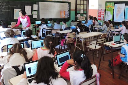 Se busca que, a lo largo de la escolaridad, los estudiantes aprenden a verificar la información y tener criterio para el uso de la IA