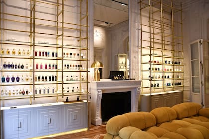 Se buscaba dar con una estética de perfumería, pero por fuera del canon tradicional: una tienda donde los frascos de fragancias son joyas de diseño.