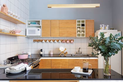 La cocina está integrada al living-comedor. Cuando empezamos, no estaba en los planes reformarla, pero a medida que avanzábamos, empezó a desentonar".