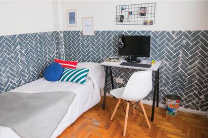 Se cambió la disposición de los muebles. Ahora el escritorio también hace de mesa de luz.