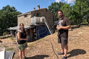 Se cansaron de la ciudad, dejaron su empresa y se fueron a vivir al medio del bosque: “Nuestros hijos no van a la escuela”