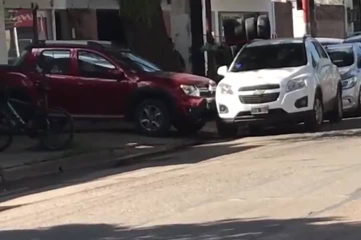 Se cansó de que estacionen en la puerta de su garaje y chocó repetidas veces una camioneta