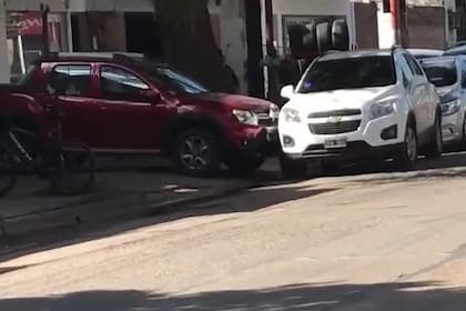 Se cansó de que estacionen en la puerta de su garaje y chocó repetidas veces una camioneta