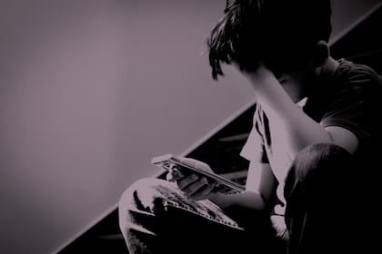 Se caracteriza por el acoso de parte de un adulto a chicos y chicas a través de internet para obtener algún tipo de gratificación sexual o imágenes sexuales; establecer pautas para el uso seguro de las redes sociales y generar espacios de diálogo son dos de las claves para la prevención