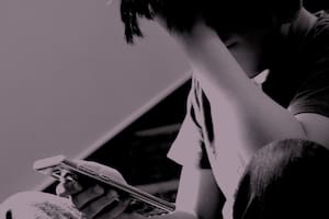 Se caracteriza por el acoso de parte de un adulto a chicos y chicas a través de internet para obtener algún tipo de gratificación sexual o imágenes sexuales; establecer pautas para el uso seguro de las redes sociales y generar espacios de diálogo son dos de las claves para la prevención