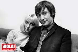 Se casaron en secreto el 14 de octubre de 1964. Ella era tres años mayor y estudiaba escultura en una universidad de arte; él ya era un famoso Stone. El primer retrato del
matrimonio fue tomado un mes después de su boda. Si bien los Stones tenían una férrea política de no llevar mujeres a las giras, Mrs. Watts era la única autorizada.