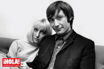 Se casaron en secreto el 14 de octubre de 1964. Ella era tres años mayor y estudiaba escultura en una universidad de arte; él ya era un famoso Stone. El primer retrato del
matrimonio fue tomado un mes después de su boda. Si bien los Stones tenían una férrea política de no llevar mujeres a las giras, Mrs. Watts era la única autorizada.