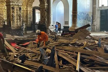 Se cayó el techo de una conocida iglesia de Brasil y murió una joven de 26 años