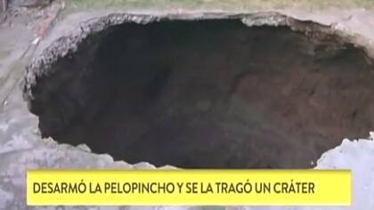 Se cayó en un cráter que se abrió en su jardín por culpa de una pelopincho
