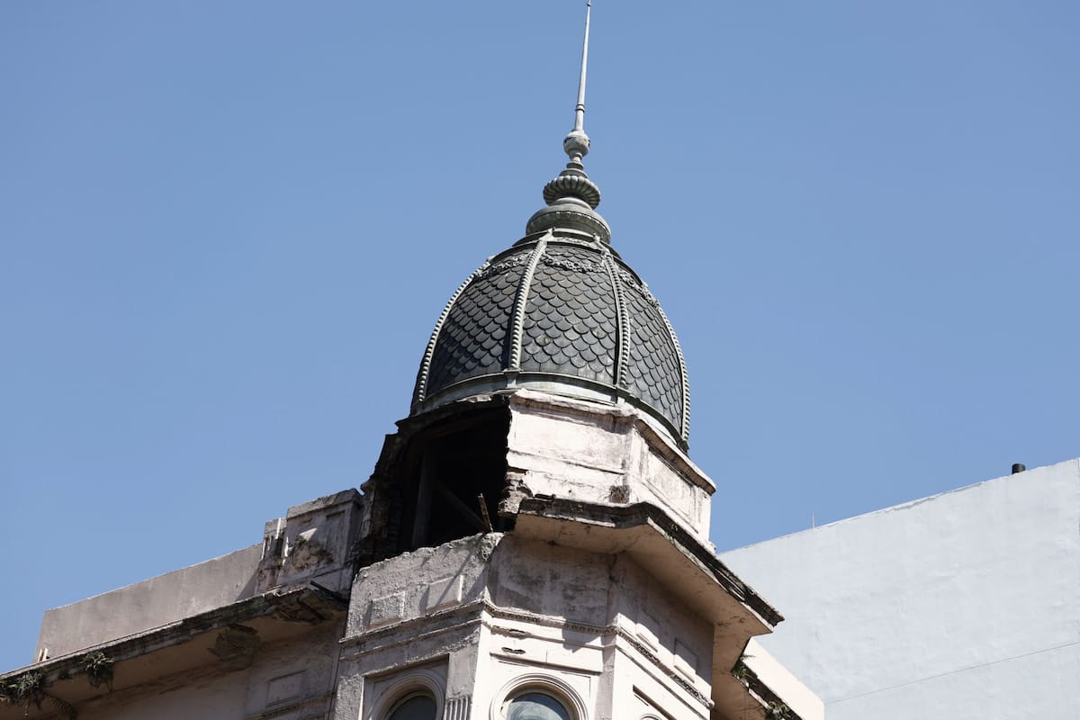 Se cayó parte de la cúpula de un edificio ubicado en Callao y Sarmiento