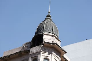 Se cayó parte de una cúpula en Callao y Sarmiento y tuvieron que evacuar a 30 personas