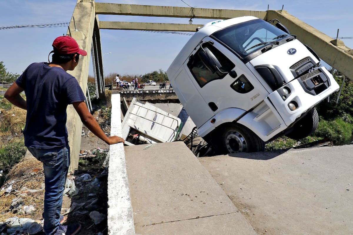 Se cayó un puente en San Miguel de Tucumán mientras lo cruzaba un camión