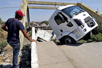 Se cayó un puente en San Miguel de Tucumán mientras lo cruzaba un camión