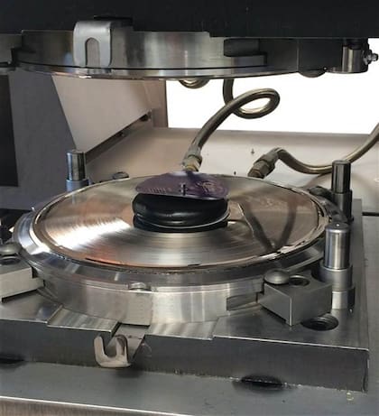 Se coloca la "galleta" de 200 gramos de plástico en caliente, aproximadamente, con las respectivas etiquetas de cada lado.