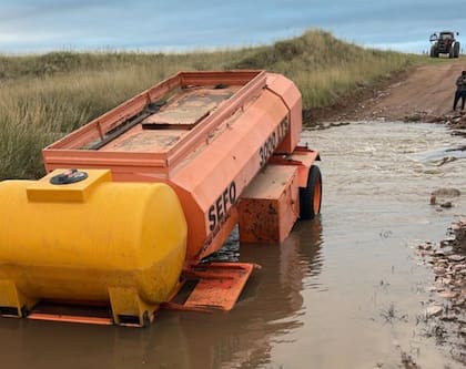 Se colocaron escombros en dos oportunidades, pero el agua volvió a llevárselos: “Eso no funcionó porque el agua se lleva todo y es imposible pasar por ahí”
