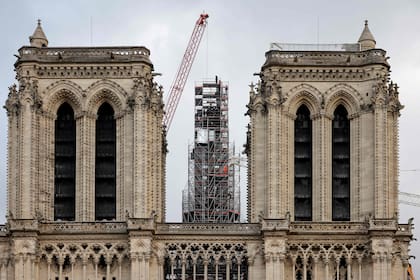 Se colocó la cruz sobre la catedral de Notre Dame en París, mientras continúan las reformas tras el incendio de 2019