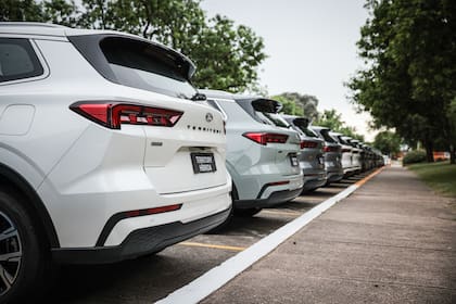 Se comercializa bajo tres versiones: SEL, Trend Híbrida y Titanium