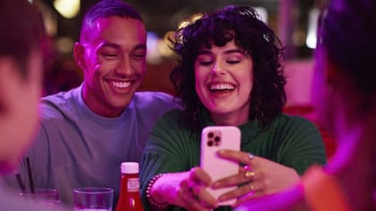 ¿Se comporta igual en pareja que cuando está sola? Actitudes calladas, sumisas o evasivas, distintas a la norma pueden ser otra señal de aviso