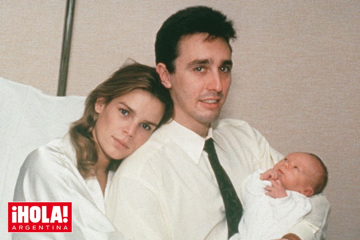 Se conocieron en 1991,
cuando Daniel Ducruet fue
asignado como jefe
de seguridad de la
princesa durante la gira
promocional de su disco
Stephanie. Juntos fueron
padres de Louis (a quien
vemos recién nacido en
los brazos de su padre)
y Pauline.
