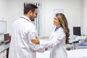 Se conocieron en un centro de salud.