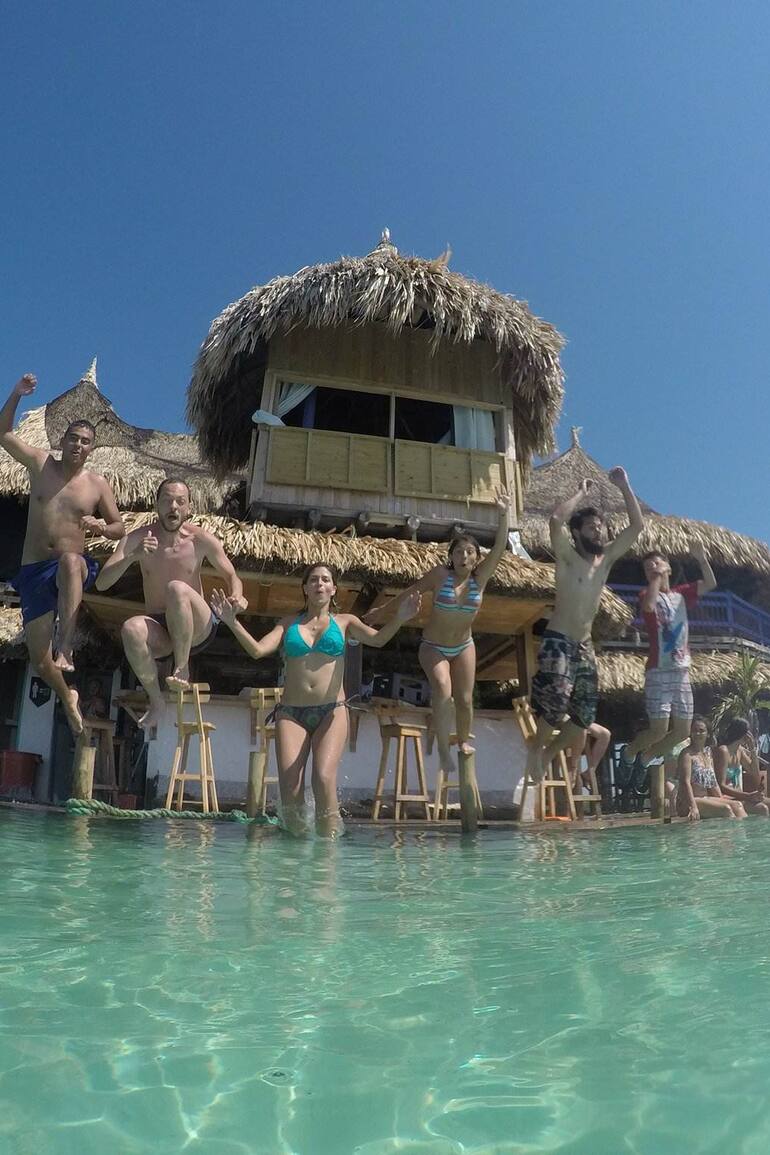 Se conocieron en una isla en el Caribe
