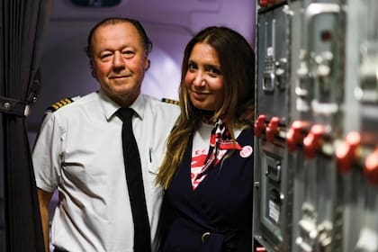 Se conocieron trabajando en LAPA: él era piloto; ella, comisario de a bordo. Ahora, han vuelto a volar juntos para realizar misiones solidarias.