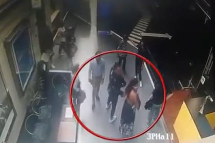 Se conoció un nuevo video de la agresión de Gustavo Sofovich a Fabio Cuggini en el estacionamiento de un restaurante en Recoleta (Foto: Captura / Twitter @Intrusos)