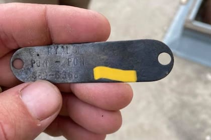 Se contactaron con uno de los teléfonos y el hombre que atendió confirmó que, 24 años atrás, había perdido a tres de sus perros de caza en el área cercana a donde fue capturado el enorme reptil