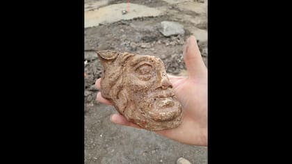 Se cree que esta cara de cerámica de una deidad o Medusa, un personaje con pelo de serpiente que los romanos suponían protegía del mal, estaba colgada sobre la piscina o la palangana