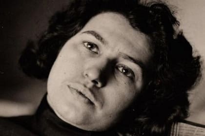 Se cree que esta foto de Dora Diamant fue tomada alrededor de 1928.