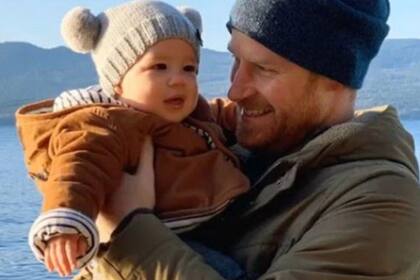 Se cree que esta fotografía de Harry y Archie fue tomada en la isla de Vancouver