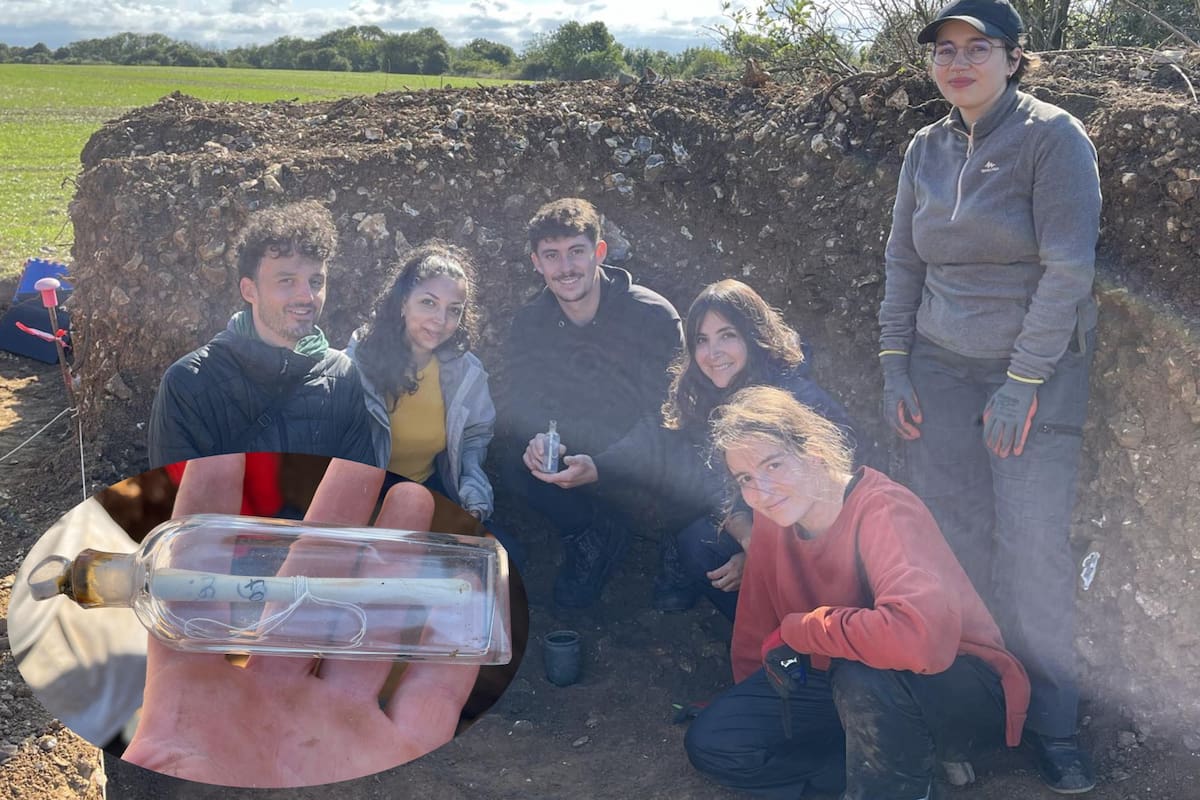 Se cree que la botella es similar a las que usaban con sal aromática las mujeres de esa época