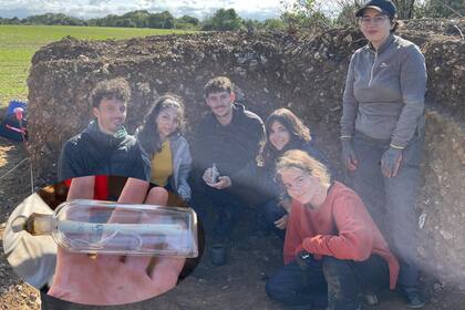 Se cree que la botella es similar a las que usaban con sal aromática las mujeres de esa época