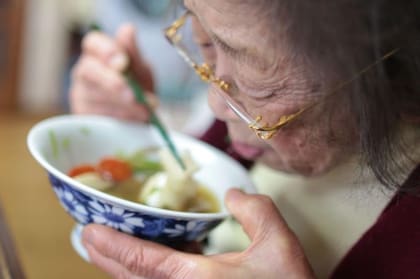 Se cree que la dieta de los japoneses, compuesta principalmente de pescado, verduras y arroz, contribuye a una mayor longevidad