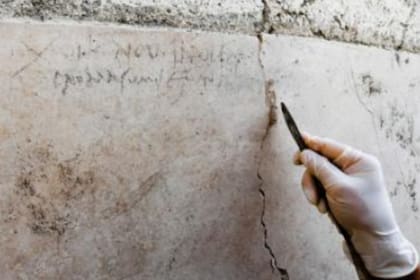 Se cree que la erupción debe haber ocurrido poco después de que se escribió el graffiti porque el carbón no hubiera durado mucho al aire libre, y la ceniza volcánica lo protegió y lo preservó