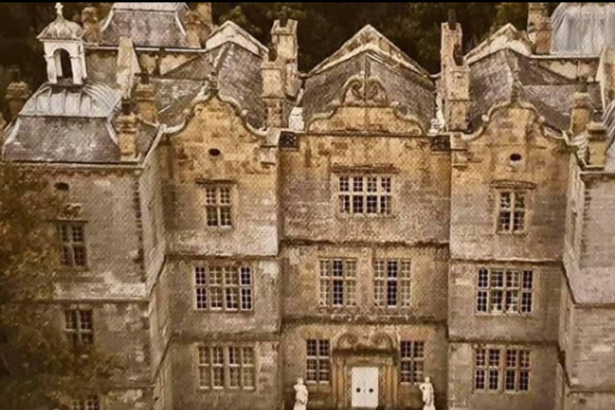 Se cree que los fantasmas de la propiedad provienen de su historia: hace siglos se utilizó como tribunal donde se juzgó y se ahorcó a las personas.