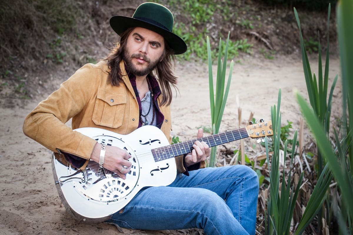 Se crio en el backstage de Riff, giró con los ex Black Crowes y temió no volver a tocar la guitarra. Cómo encontró su camino personal en el sonido sureño sin renegar de la pesada herencia