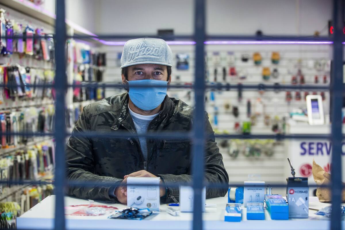 Se cumple la cuarentena en los comercios no esenciales; la gente sale igual. Recorrido por Pilar.