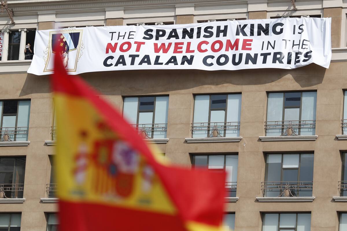 Se cumple un años del atentado terrorista en la Rambla de Barcelona, una enorme pancarta contra el Rey cuelga de un edificio